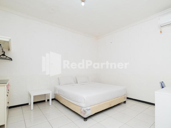 Dukuh Kupang Residence Mitra RedDoorz : photo 3 de la chambre chambre double standard