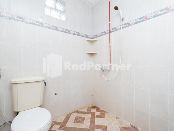 Dukuh Kupang Residence Mitra RedDoorz : photo 9 de la chambre chambre double standard