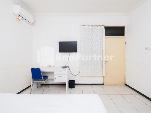 Dukuh Kupang Residence Mitra RedDoorz : photo 2 de la chambre chambre double standard