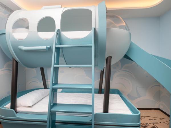 HUALUXE Hotels and Resorts Sanya Yalong Bay Resort : photo 2 de la chambre double suite with bunk bed and ocean view - kids theme