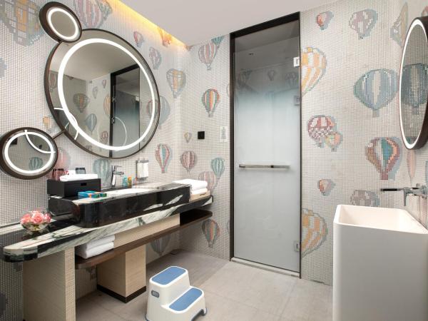 HUALUXE Hotels and Resorts Sanya Yalong Bay Resort : photo 3 de la chambre standard double room with one kid bed and lake view - kids theme