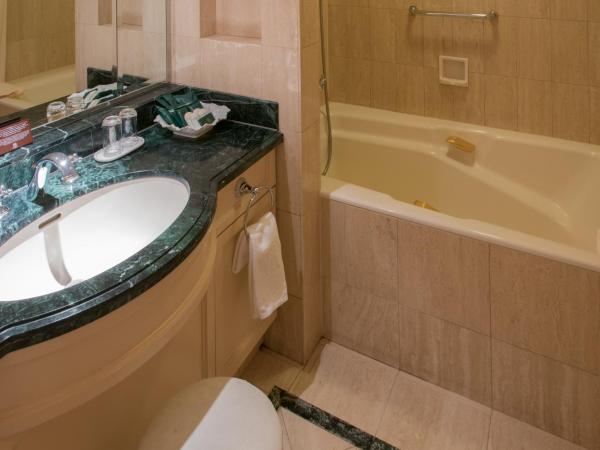 Rihga Royal Hotel Tokyo : photo 7 de la chambre executive floor - deluxe double room - non-smoking - free access to gym & pool with breakfast