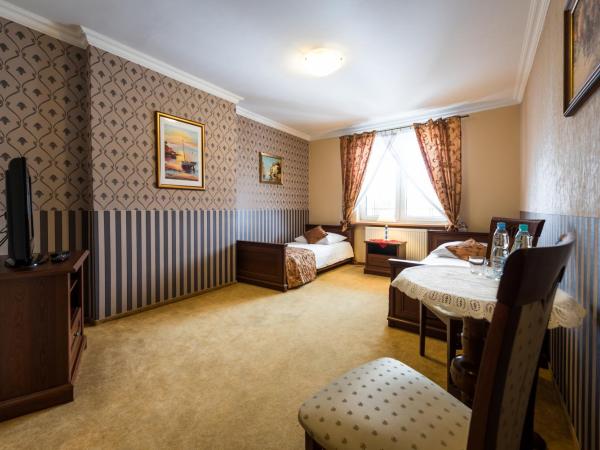 Hotel Pałac Akropol : photo 2 de la chambre chambre lits jumeaux avec salle de bains privative