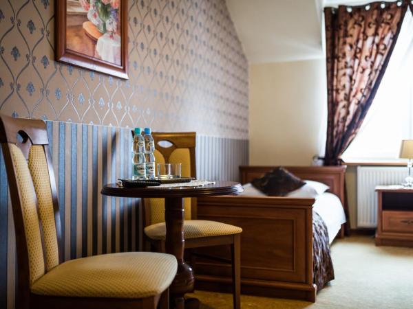 Hotel Pałac Akropol : photo 1 de la chambre chambre lits jumeaux avec salle de bains privative