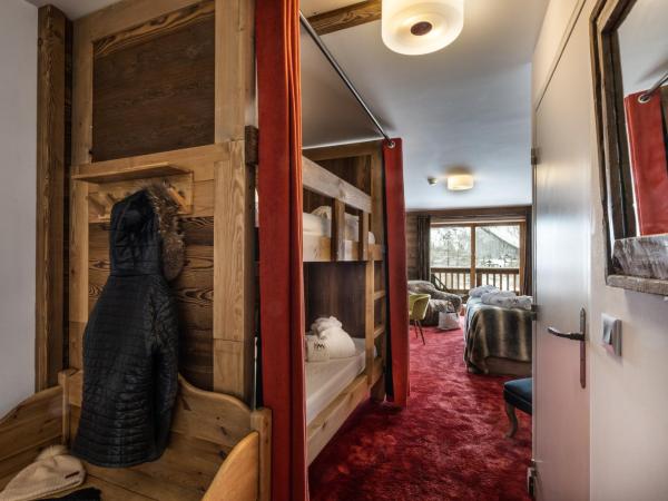 Hôtel Ski Lodge - Village Montana : photo 3 de la chambre chambre quadruple avec balcon pour 3 adultes (13 ans et plus)