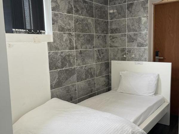 Rahman Hostel : photo 2 de la chambre chambre simple avec salle de bains commune