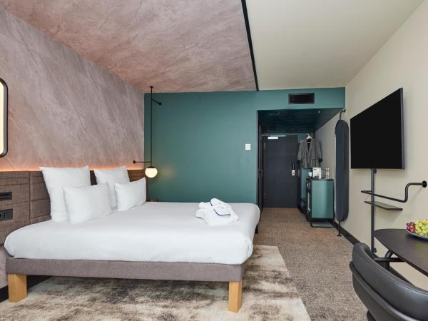 Novotel Bern Expo : photo 2 de la chambre chambre exécutive avec lit queen-size et canapé