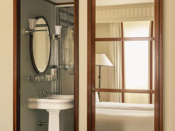 Hôtel Des Grands Voyageurs : photo 5 de la chambre chambre double « signature » avec lit king-size