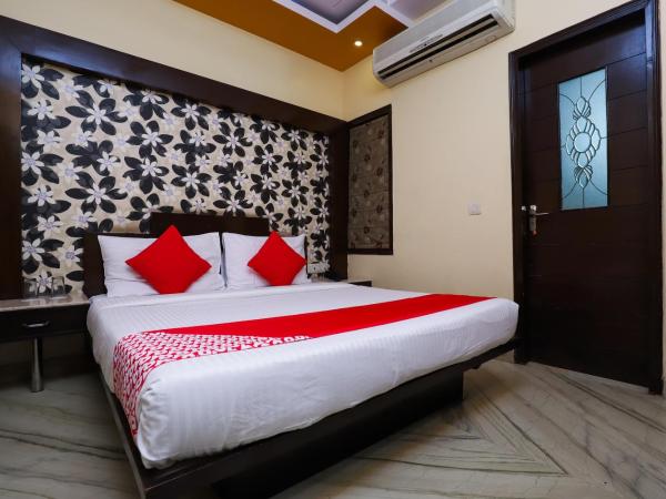 Super OYO Hotel J P Inn Near Patel Nagar Metro Station : photo 1 de la chambre chambre triple classique