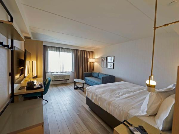 Bloom Mississauga, Tapestry Collection By Hilton : photo 1 de la chambre chambre lit king-size deluxe avec canapé-lit