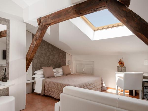 Albergo Rossini 1936 Small & Charming : photo 1 de la chambre suite junior