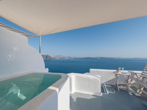 Thirea Suites : photo 1 de la chambre suite supérieure avec bain à remous extérieur - vue sur caldeira