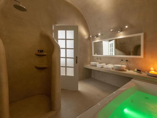 Thirea Suites : photo 5 de la chambre suite de luxe avec jacuzzi extérieur et vue sur la caldera