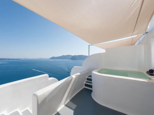 Thirea Suites : photo 1 de la chambre suite de luxe avec jacuzzi extérieur et vue sur la caldera