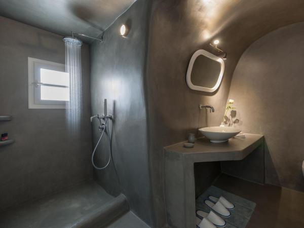 Thirea Suites : photo 3 de la chambre suite supérieure avec bain à remous extérieur - vue sur caldeira