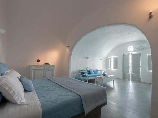 Thirea Suites : photo 5 de la chambre suite supérieure avec bain à remous extérieur - vue sur caldeira