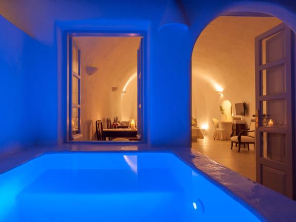 Thirea Suites : photo 6 de la chambre suite de luxe avec jacuzzi extérieur et vue sur la caldera