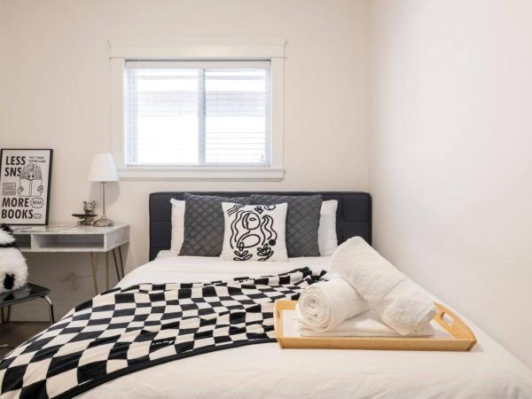 Si & Daniel Home Near YVR Airport & Skytrain Separate Entry Free Parking : photo 2 de la chambre chambre lit queen-size