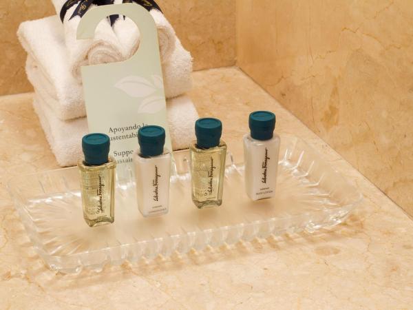 Quinta Real Guadalajara : photo 6 de la chambre suite principale avec 2 lits