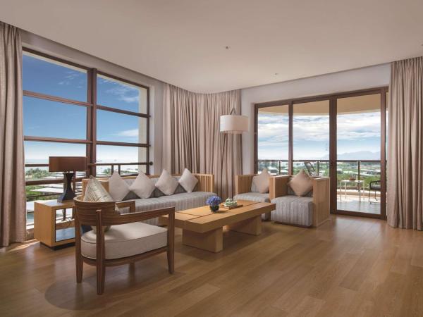 Thousand Cranes Sanya Yazhou Bay Int'l Exchange Centre,Curio by Hilton : photo 1 de la chambre suite 1 chambre lit king-size avec vue sur le jardin