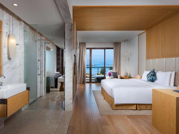 Thousand Cranes Sanya Yazhou Bay Int'l Exchange Centre,Curio by Hilton : photo 4 de la chambre chambre king premier avec vue sur l'océan