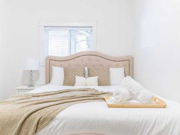Si & Daniel Home Near YVR Airport & Skytrain Separate Entry Free Parking : photo 3 de la chambre chambre lit king-size