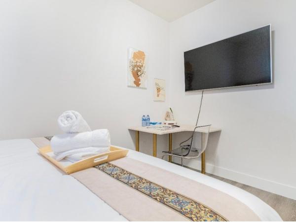 Si & Daniel Home Near YVR Airport & Skytrain Separate Entry Free Parking : photo 4 de la chambre chambre lit king-size