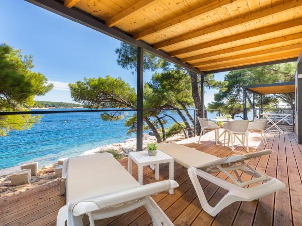 Arena Stoja Camping Homes : photo 3 de la chambre camping villa first row to the sea