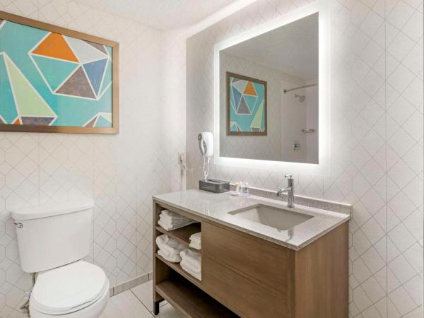 Comfort Inn & Suites Louisville Airport Fair & Expo : photo 4 de la chambre suite lit king-size - non-fumeurs