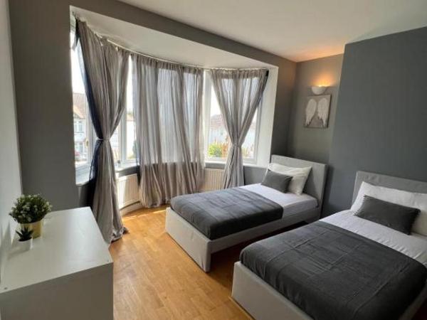 Stunning House 15 min from Wembley arena : photo 1 de la chambre chambre triple