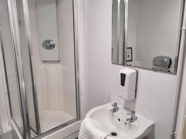 St Christopher's Hammersmith : photo 1 de la chambre lit dans dortoir pour femmes de 8 lits avec salle de bains privative