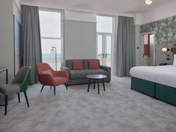 DoubleTree By Hilton Brighton Metropole : photo 2 de la chambre chambre lit king-size avec balcon - vue sur mer
