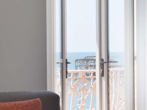 DoubleTree By Hilton Brighton Metropole : photo 5 de la chambre chambre lit king-size avec balcon - vue sur mer