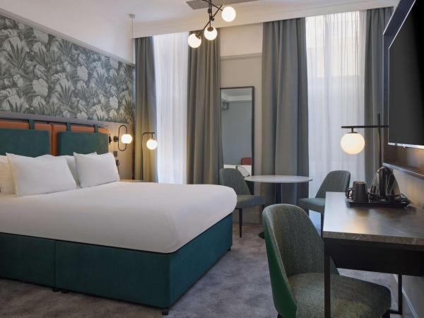 DoubleTree By Hilton Brighton Metropole : photo 1 de la chambre chambre lit queen-size - pour personnes à mobilité réduite