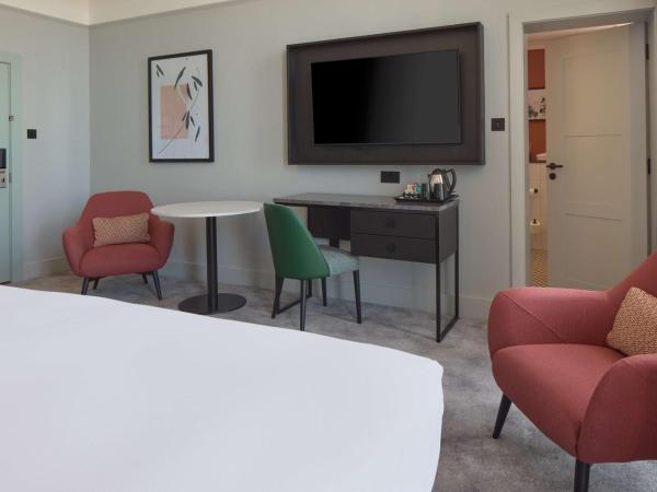 DoubleTree By Hilton Brighton Metropole : photo 6 de la chambre chambre lit king-size supérieure avec balcon - vue sur mer