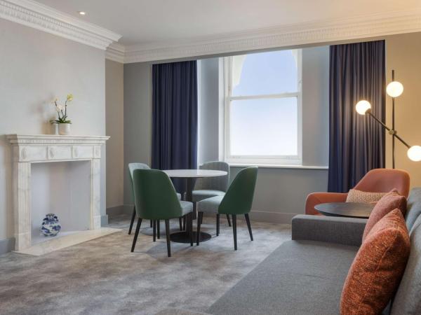 DoubleTree By Hilton Brighton Metropole : photo 6 de la chambre suite 1 chambre lit king-size avec vue sur mer