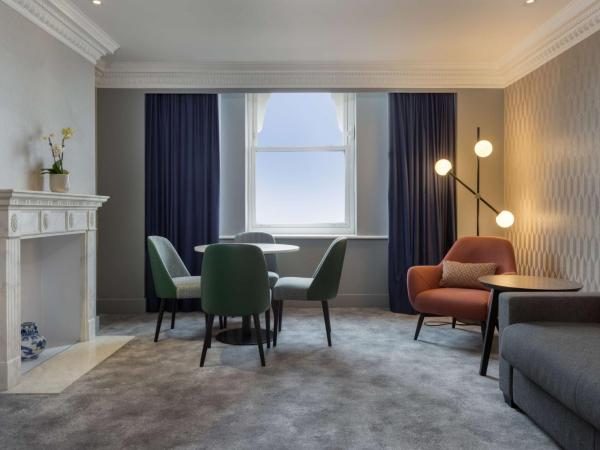 DoubleTree By Hilton Brighton Metropole : photo 7 de la chambre suite 1 chambre lit king-size avec vue sur mer