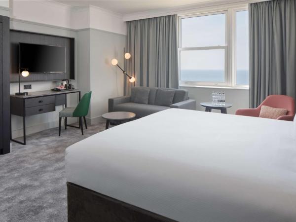 DoubleTree By Hilton Brighton Metropole : photo 2 de la chambre chambre lit king-size supérieure avec canapé-lit - vue sur mer