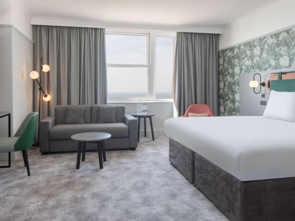 DoubleTree By Hilton Brighton Metropole : photo 1 de la chambre chambre lit king-size supérieure avec canapé-lit - vue sur mer
