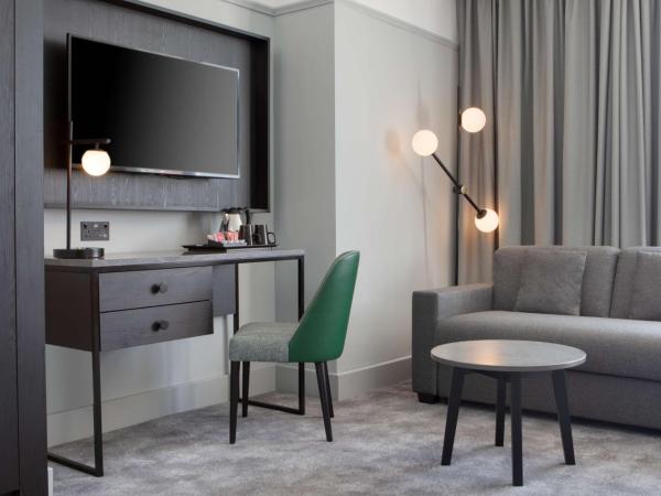 DoubleTree By Hilton Brighton Metropole : photo 4 de la chambre chambre lit king-size supérieure avec canapé-lit - vue sur mer