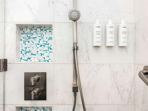 The Art Hotel Denver, Curio Collection by Hilton : photo 5 de la chambre chambre lit king-size