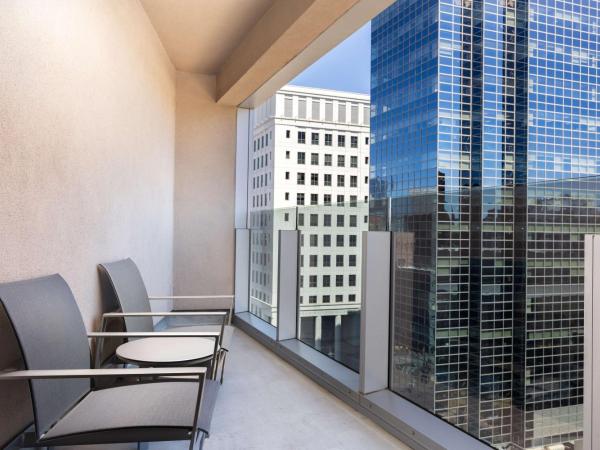 The Art Hotel Denver, Curio Collection by Hilton : photo 5 de la chambre suite lit king-size 1 chambre avec balcon