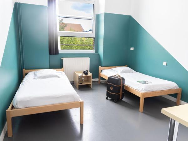Auberge de Jeunesse HI Amiens : photo 4 de la chambre chambre lits jumeaux avec salle de bains