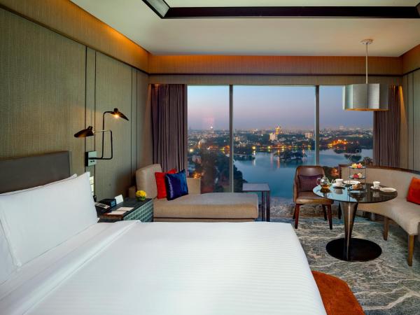 Conrad Bengaluru : photo 4 de la chambre chambre lit king-size deluxe - vue sur lac