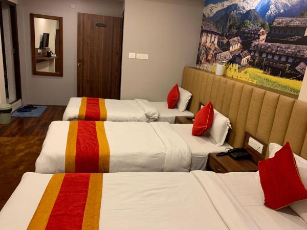 Redstone Regency Hotel : photo 3 de la chambre chambre triple deluxe