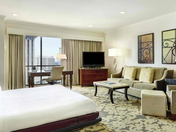 Hilton New Orleans Riverside : photo 2 de la chambre suite parloir lit murphy king-size avec vue sur le fleuve - accessible aux malentendants