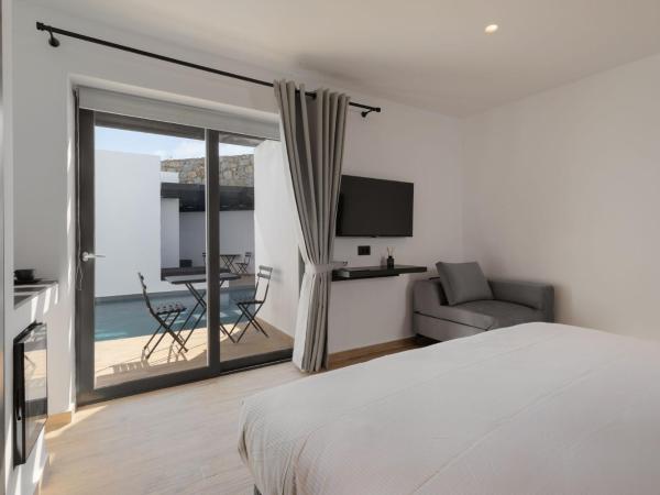 Laguna Suites in Mazera Mykonos : photo 1 de la chambre chambre triple - vue sur la piscine