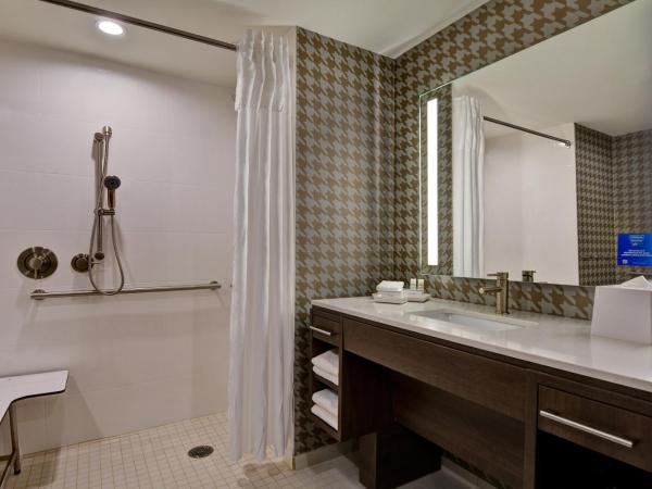Home2 Suites By Hilton Orlando Flamingo Crossings, FL : photo 2 de la chambre studio lit king-size avec douche accessible en fauteuil roulant - adaptée aux personnes à mobilité réduite - non-fumeurs