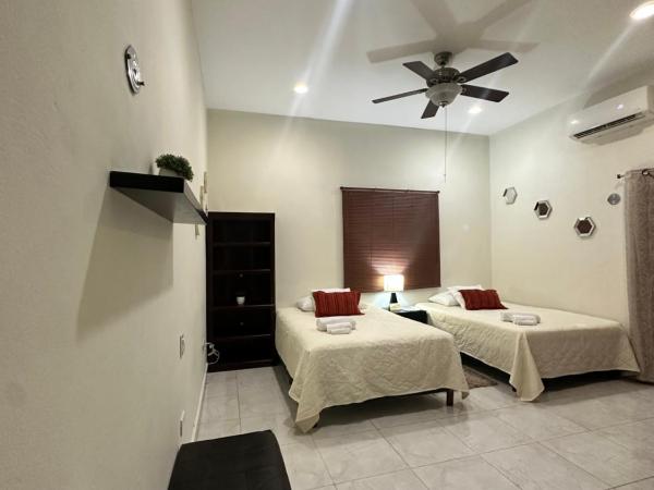 Casa Sasha's Mini Palace : photo 4 de la chambre chambre lits jumeaux avec balcon