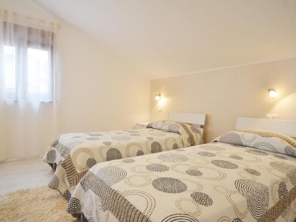 Apartments and Rooms Camaiore : photo 1 de la chambre appartement 2 chambres en duplex avec balcon - vue sur mer